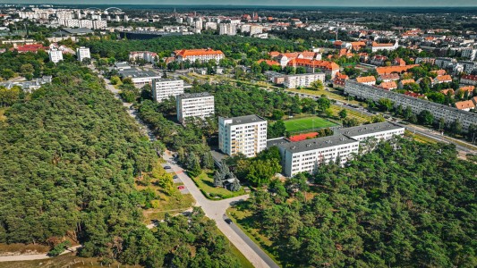 Widok na domy studenckie na terenie miasteczka akademickiego. Widok od strony zachodniej. [fot. Andrzej Romański]
